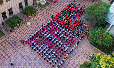 举行“不忘初心 切记使命”升旗仪式运动